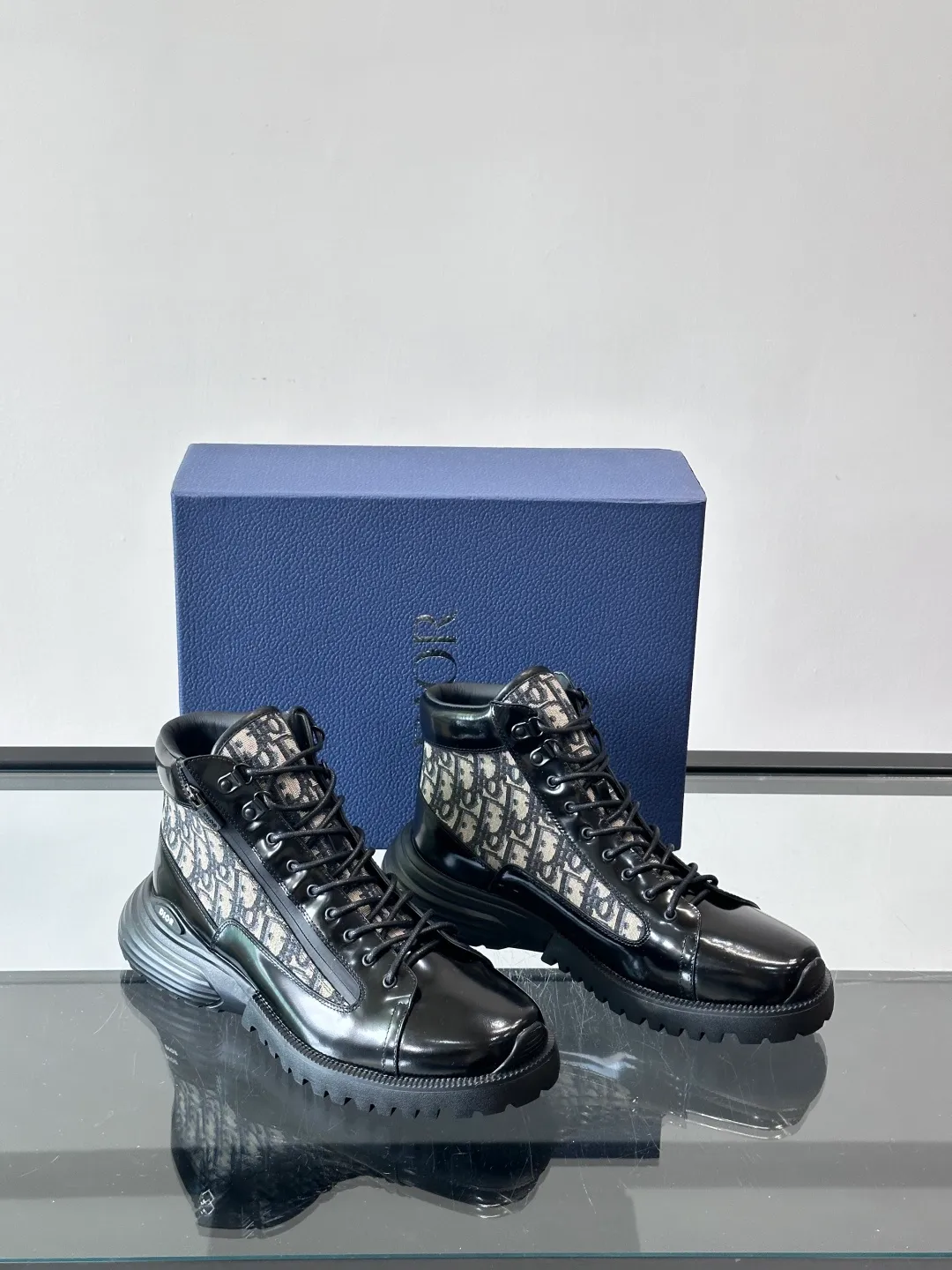 p600 "Dio＊" Combat Oblique high-top sneakers, black glossy leather + Oblique presbyopic canvas splicing, low-key luxury and super recognizable. The EVA sole is lightweight and cushioned, making it comfortable for daily wear or long walks. The high-top design is perfect for support, and the tongue and sole have the "DIOR" logo. You must pay attention to details! Whether it is casual or urban style, it can be easily controlled. It is a high-end luxury item that combines fashion and function. It is a popular choice for men's shoes size: 39-44 (38.45 customized)
